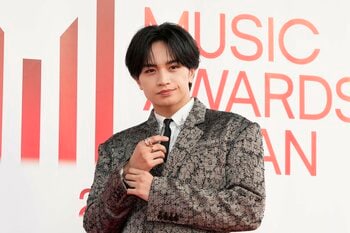 中島健人 重厚感のあるスーツで登場！ハートポーズを見せたり手を振ったり…ファンサで沸かせる【MAJ2026】