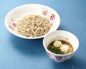毎年9万食販売する「ピリリと辛い海苔つけそば」が今年も登場！ 夏野菜をヘルシーに味わう「山形だしのネバトロそば」も発売！さらに、期間限定で全商品「麺特盛（＋1玉）」が50円お得に。
