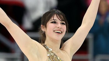 「漫画のキャラみたい」金メダルを“スフィンクス”な髪形で手にする姿が話題！日本を破った団体フィギュア米選手が超個性派ヘアスタイルを披露【ミラノ・コルティナ五輪】