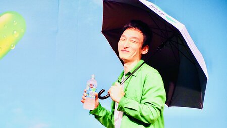草彅剛 キュートな日傘で登場し、「僕もかわいいですか？」時代を読むには「稲垣吾郎さんの行動を見ていればいい」と力説