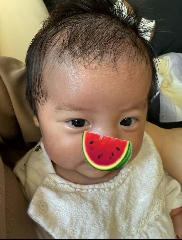 【画像】「お目々綺麗すぎる！」眠くなったり険しい顔も…中川翔子の生後1ヵ月双子のユニークな“表情の変化”を見る