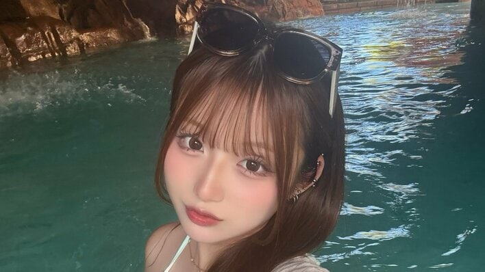 希空 “家族7人で初”海外旅行でビキニ姿のハワイ満喫ショット公開！太陽に照らされた透明感あふれる姿でビーチでパシャリ「思いっきり楽しむぞ」