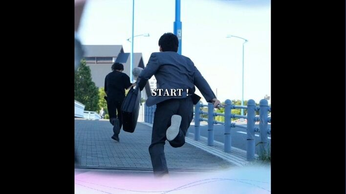 【写真】カメラをジャンプも！草彅剛の“全力ダッシュ”の写真を見る