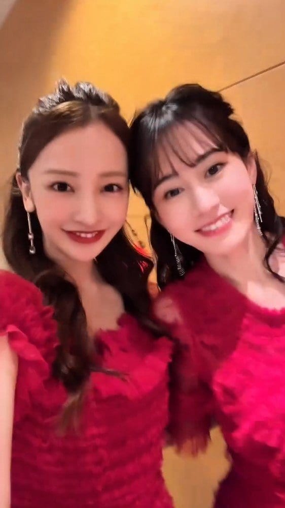 前田敦子＆板野友美 ディナーライブのオフショット公開！仲良く談笑