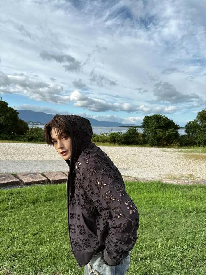 八木勇征 近距離自撮りショット公開！目をつぶりフーディーかぶった