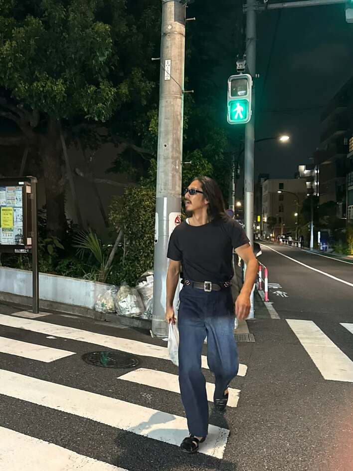 野性味がスゴイ」EXILE AKIRA ロン毛＆サングラス姿で夜道を“ルンルン