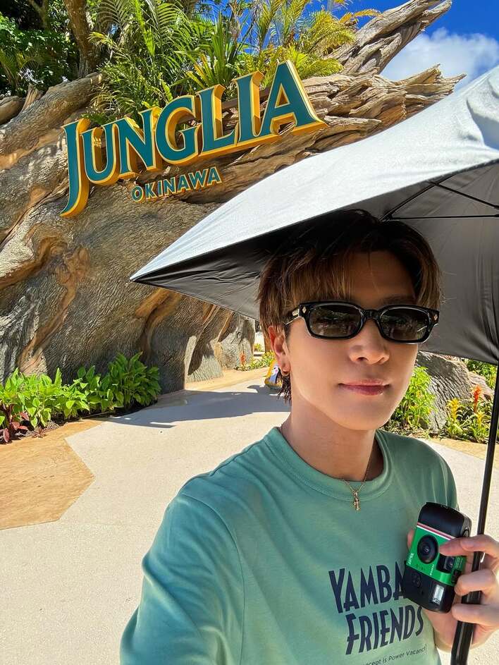 ビジュ良すぎてて歓喜」岩田剛典 話題の『ジャングリア沖縄』で悩殺