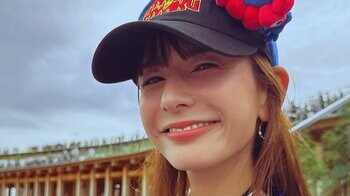 スザンヌ 念願の万博を親子で満喫！息子との自撮り2ショットに「ママにそっくり」ミャクミャクカラーの万博コーデも披露