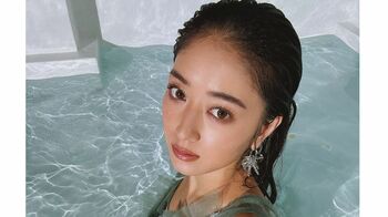 みちょぱ(池田美優) ぬれ髪水着姿を公開！色っぽいウィンクショットで撮影「もちろんびちゃびちゃ」