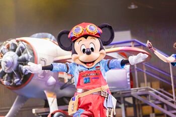 【ディズニーシー】ミッキーたちの新しいショーを大公開！モアナやメリダも登場する飛行機工場が舞台の「ドリームス・テイク・フライト」