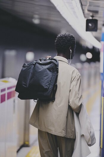 「UNTRACK」から、ヘルメットバッグをモチーフにしたカジュアルバッグシリーズ「CITY PLUS / THE HELMET」に限定色ネイビー登場