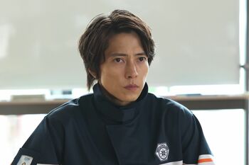 園部（舘ひろし）が窮地に！晴原（山下智久）らは史上最強クラスの台風が直撃する可能性を知り…『ブルーモーメント』第9話予告