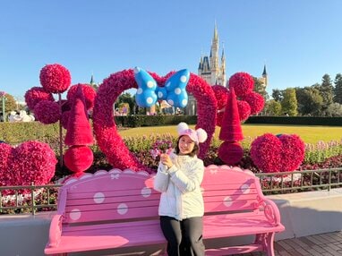 シンデレラ城がピンクに染まる！？幻想的な夜の演出や大きなリボンの