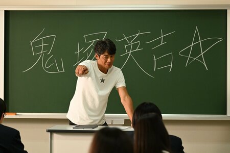 元教え子の縁で私立誠進学園に採用された鬼塚（反町隆史） 生徒たちの“フィードバック制度”で評価を得るため、ある行動に出る『GTO』第1話予告