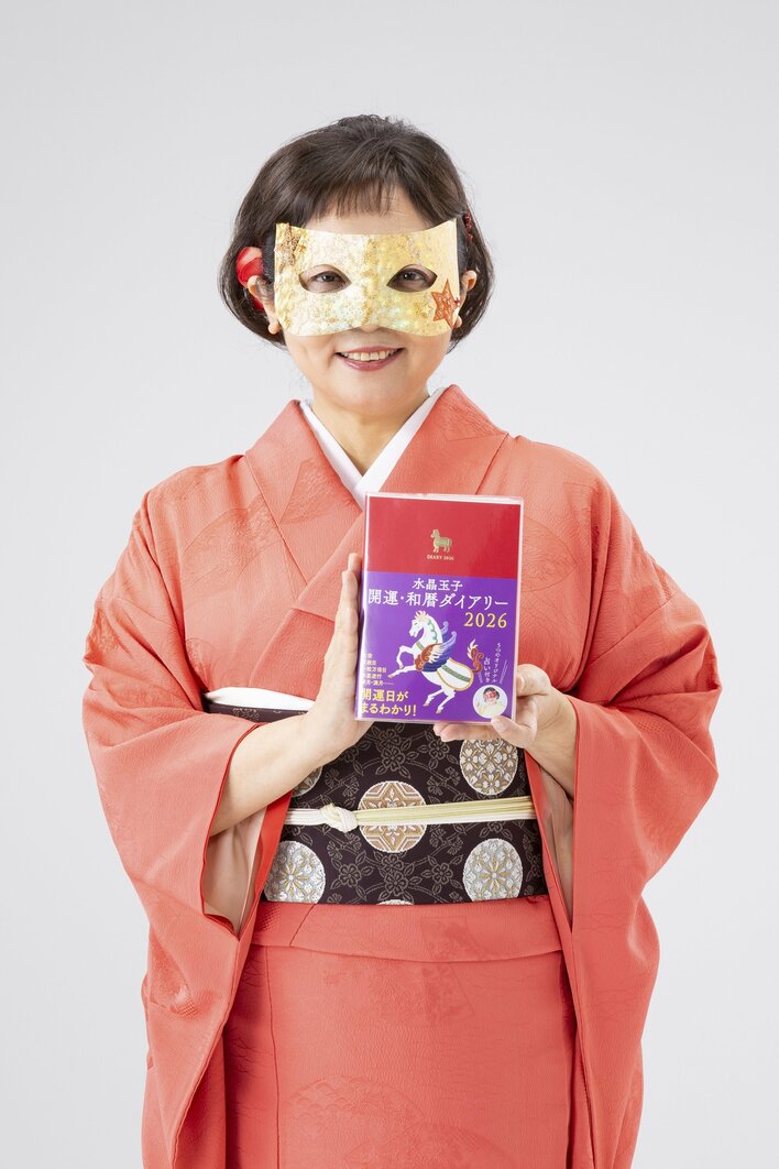 【写真】2026年の運気は？人気占い師・水晶玉子の写真を見る