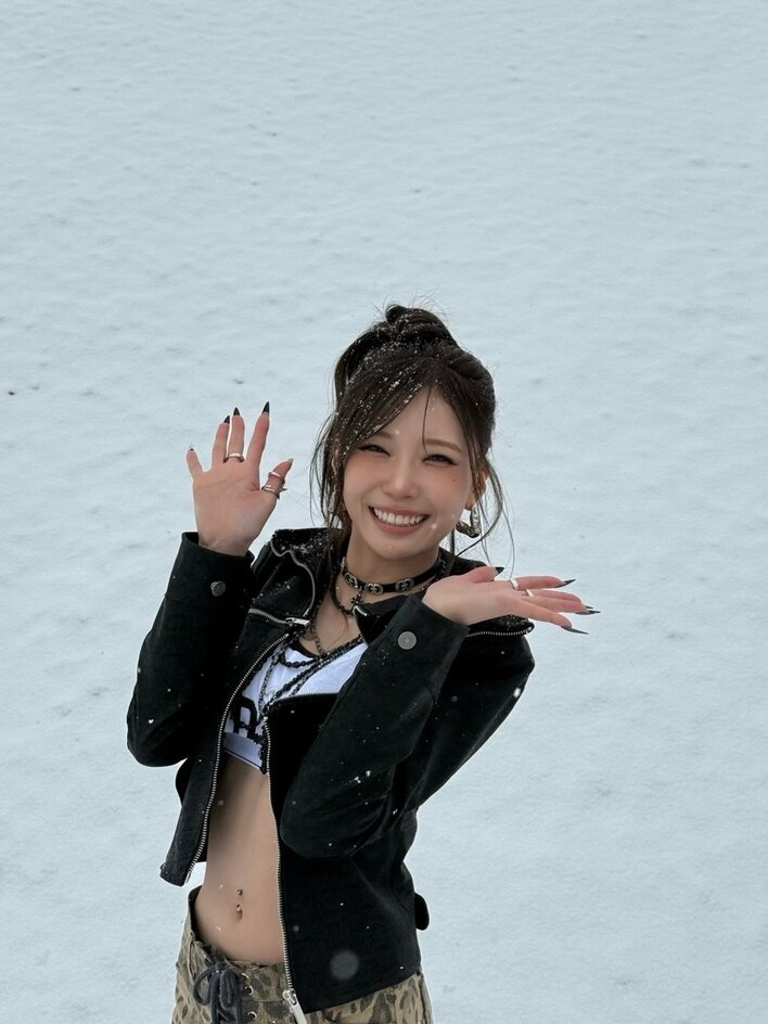 NiziU・MAYUKA ドデカ車を“運転する”姿公開！おへそに輝くアクセサリー
