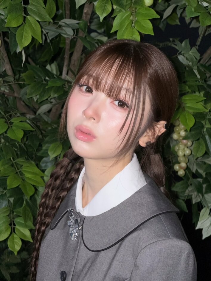 NiziU・MIIHI “別人級”の透明感抜群ビジュアル公開！三つ編みツイン