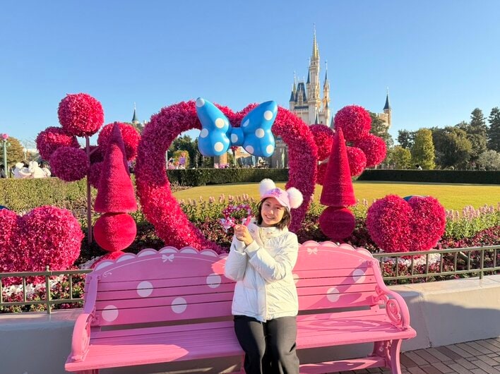 シンデレラ城がピンクに染まる！？幻想的な夜の演出や大きなリボンの