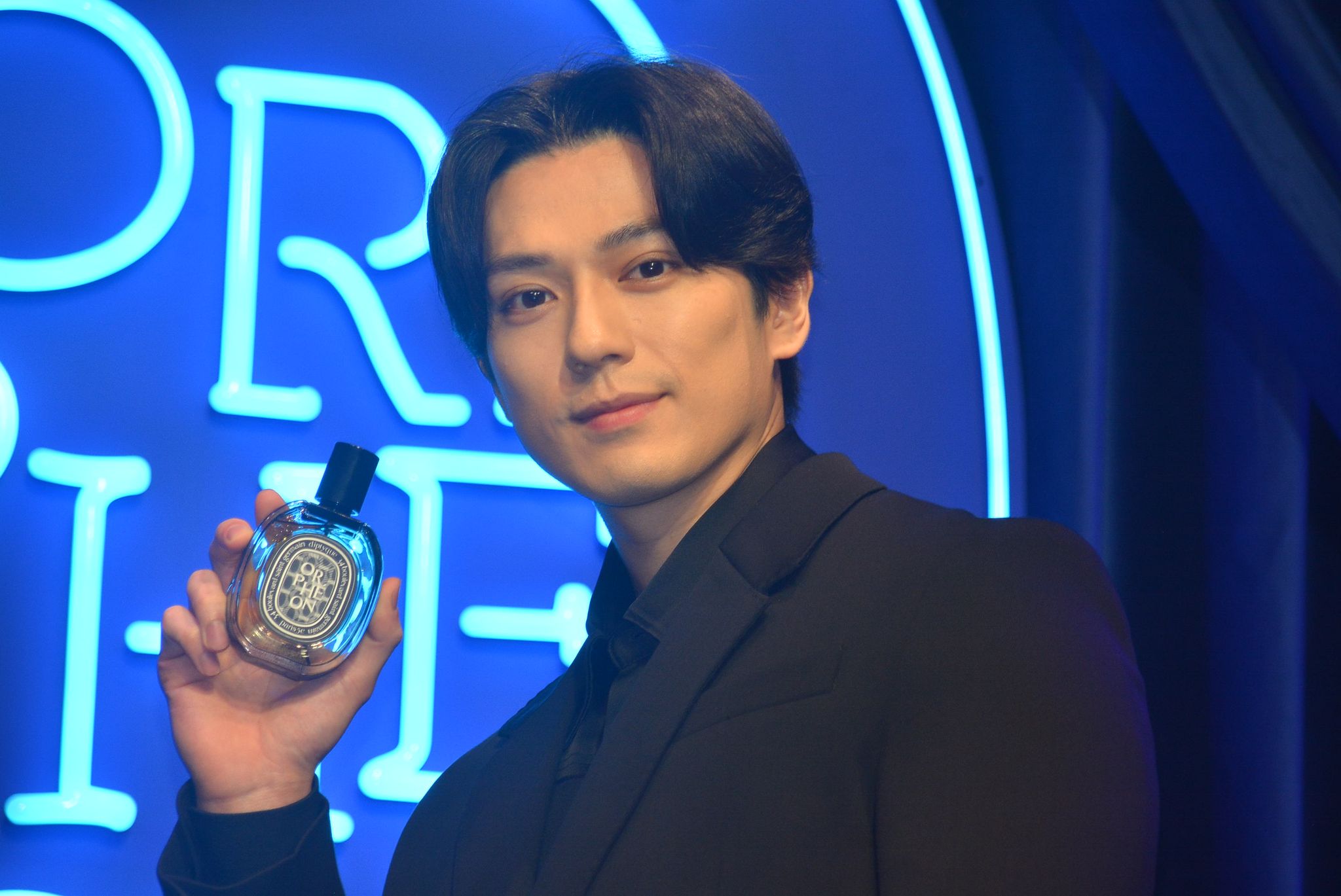 こうしてこうして…こう！」新田真剣佑 “マッケン流フレグランスのつけ