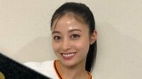 「天使？」橋本環奈 ミニ丈ユニホーム姿に反響！名前入りタオルを手にした背番号際立つファーストピッチのオフショットに「めっちゃ素敵」