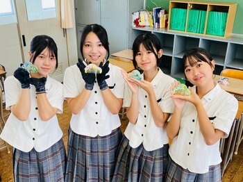 唐津南高校の生徒がデザインした櫛「Re comb」が完成──虹の松原を守り続ける高校生が、廃ペットボトルキャップから松にちなんだ櫛を製作