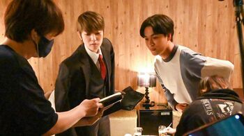 “男装”姿であごクイ＆ダンスも！七海ひろき主演ドラマ撮影現場に密着！