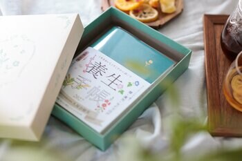 昨年の限定版が予約で完売した人気手帳に、レトロ可愛いお道具箱付きセットが新登場。SNS総フォロワー19万人の人気漢方家監修『1年をおいしくすこやかに過ごす養生手帳2027』を9月10日に発売