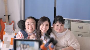 吉高由里子と初共演！ニッチェ「やはり変な人でした」