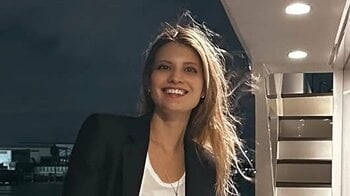 マギー クルーズ船での「ゴージャス」な写真を公開！夜景バックの美脚際立つシックな装いに「かっこ可愛い」とファン絶賛