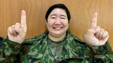 やすこぷページです① 綺麗事じゃなくて、クソならクソだって言ってくれる」 元自衛官芸人