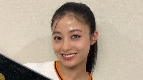 「天使？」橋本環奈 ミニ丈ユニホーム姿に反響！名前入りタオルを手にした背番号際立つファーストピッチのオフショットに「めっちゃ素敵」
