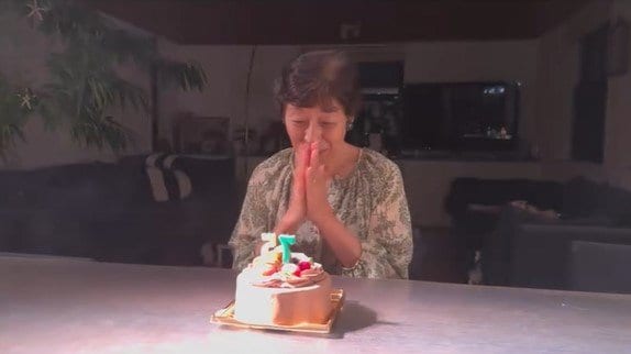 【画像12枚】「75歳に見えない!」つるの剛士が母の誕生日を自宅でお祝いしたときの様子を見る