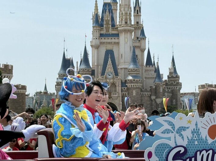 ミッキーたちと一緒にミセスがスペシャル登場！カラフルな衣装で