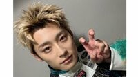 超特急・アロハ “王子様すぎる”姿に「色気ダダ漏れ」とファン悶絶！メンバーカラーのキラキラ衣装まとった誕生日ショットに「全部が天才」「眩しい」