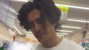 伊藤英明 コンビニで“魔法ステッキ支払い”する動画に「様子のおかしいイケオジ」とファン驚き！お茶目な一面感じるオフ姿に「かっこいいのに変」