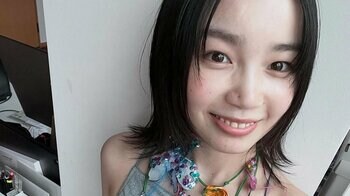 「普通にいたんだ すげぇ」『グラスハート』ヒロイン・宮﨑優が新宿駅に！？ドラマ巨大広告前でくるりと回りはしゃぐ姿に反響