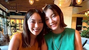 「似すぎです」蛯原友里(46) 双子の妹・英里との誕生日ツーショットを披露！石垣島で無数の星を見上げる家族ショットも