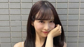 「反則級の可愛さ♡」AKB48小栗有以 美肩あらわな私服ショットにファン歓喜！大人な表情やじっとカメラを見つめる姿に「スタイルよすぎ」