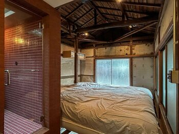 築70年の民家に残された巨大マットレスの上で、街と店を考える2日間。COMOCO、清澄白河で「BEDWEEN 04」を10月17日・18日に開催