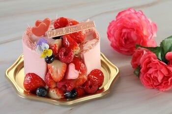 【シェラトン都ホテル大阪】いちごの滝が流れる母の日限定ケーキ新登場「あふれるいちごはお母さんへのあふれる感謝」