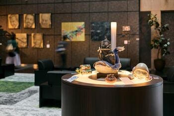 パークホテル東京で秋展示「豊潤な秋を彩る 心踊るアート」を開催