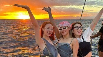 中町綾＆平フラNICO&とうあ　ハワイでクルージング満喫！夕日をバックにうっとり美背中を披露