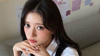 NiziU・RIMA “絶対領域”見せ白ニーハイ×ミニスカの“レベチ”なスタイル披露！大人な表情やぬいぐるみ抱きしめたキュートな姿に「輝いてる！」
