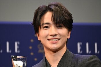 木戸大聖  胸元開いたグレーのスーツ姿で登場！「今日誕生日なので最高のスタート」会場から祝福も 映画『ゆきてかへらぬ』で出演【ELLE CINEMA AWARDS 2025】