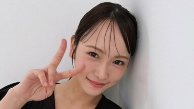 川栄李奈「クリスマスツリー出しました」おしゃれな部屋でのくつろぎ