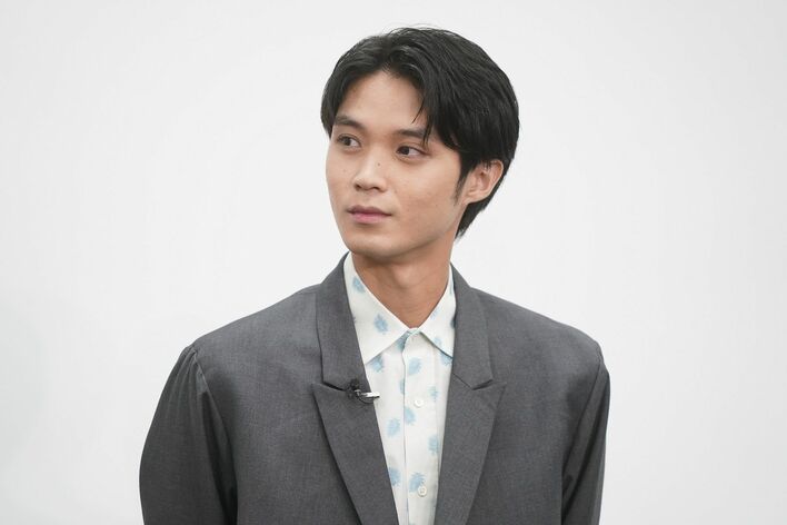 「なんで手をつながなかったの？とメールが…」磯村勇斗、甘酸っぱい初恋の思い出