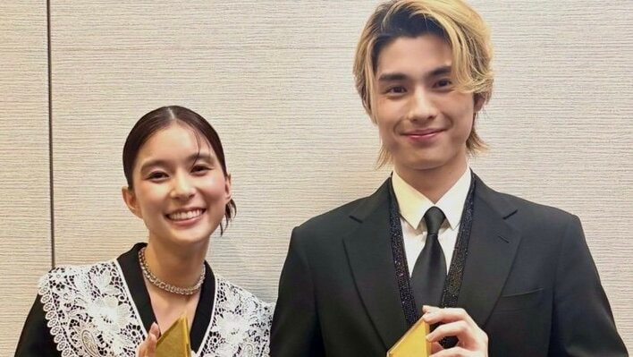 【実際の投稿】“夫婦”でニッコリ！受賞を喜ぶ芳根京子＆本田響矢の写真を見る