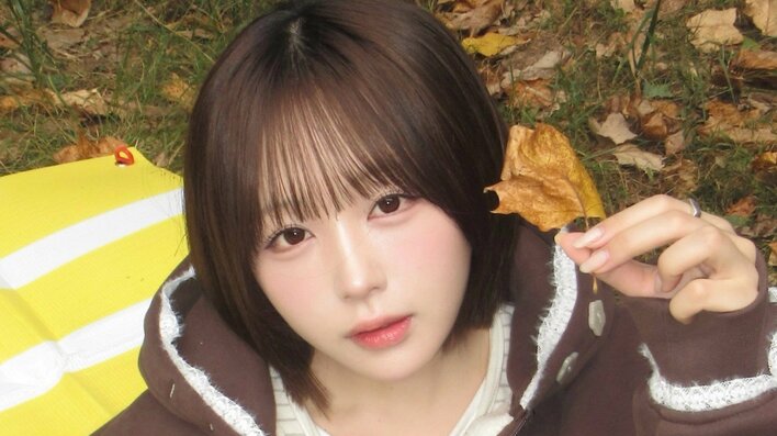 なえなの 友人と作った“ピクニック弁当”を披露！美脚際立つ“ミニ丈コーデ”で秋の公園楽しむ姿に「どんぐりの擬人化」「料理がお店レベル」
