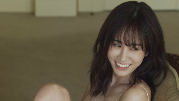 【画像8枚】大人の魅力が止まらない！前田敦子アンニュイな表情を見せる先行カットを見る