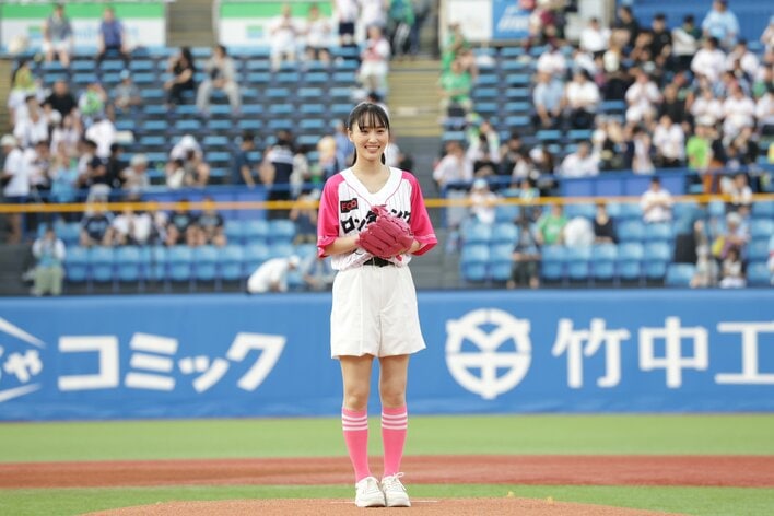 元櫻坂・菅井友香 ピンクユニホーム姿で“リベンジ”始球式もワンバン